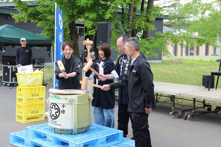 画像: 鏡開きを行う、髙木菜那さんと川端総杜氏、安藤杜氏、山根副杜氏