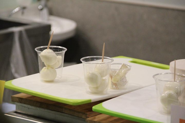 画像: KAMIKAWA KITCHENのチーズ。世界最大級の技術コンテスト WCCC 2026 カマンベール部門で第1位（Best ofClass）を獲得したカマンベール・キヨミも販売された。