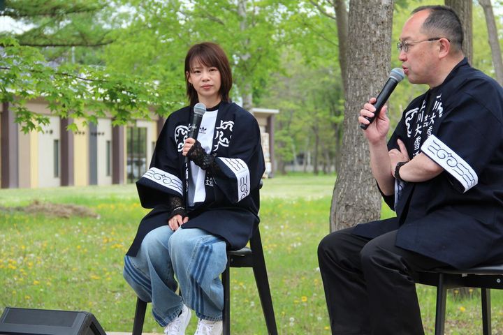 画像: 髙木菜那さん（左）と川端慎治総杜氏 へ（右）によるトークショー 。日本酒にまつわるエピソードやプライベートの話題で盛り上がりを見せた。