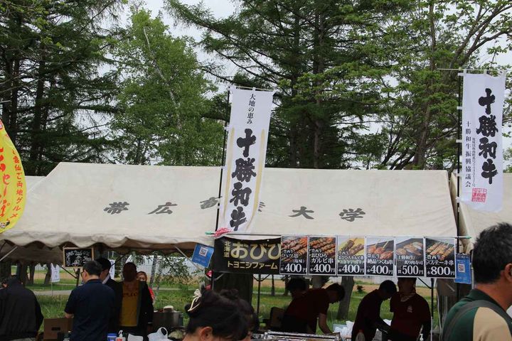 画像: 髙木さんも味わった 網走ちゃんぽん（左）や十勝和牛の串。「網走ちゃんぽん」は北海道のご当地グルメで、網走産のシジミやホタテの出汁が生み出す、濃厚な旨味が特徴だ。長崎県雲仙市と網走市のコラボレーションにより実現した。