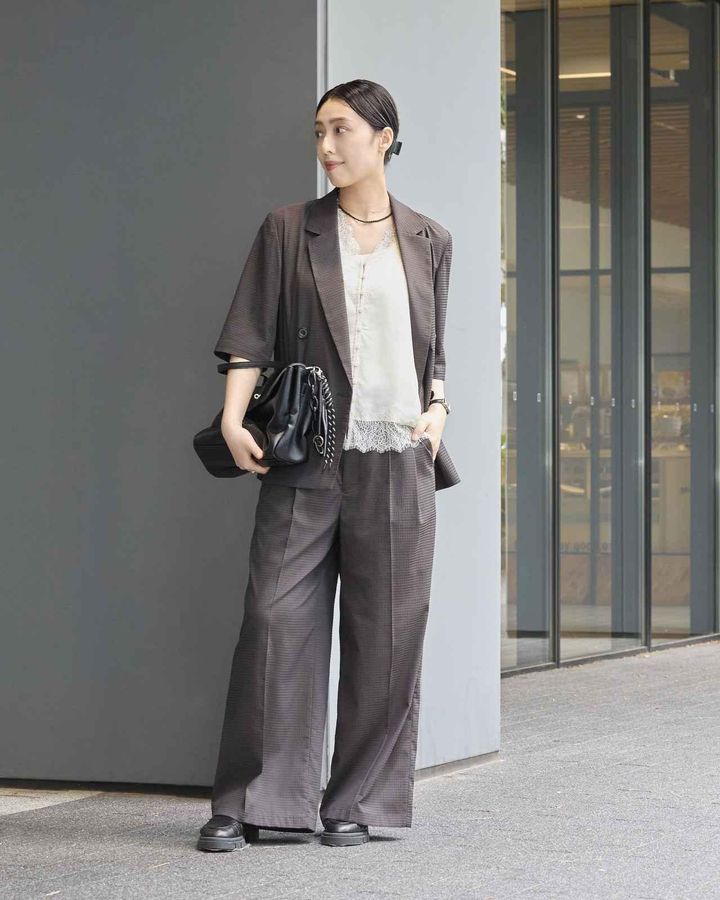 画像: ジャケット￥26,400・ワイドパンツ￥17,600・レースノースリーブ￥14,300・