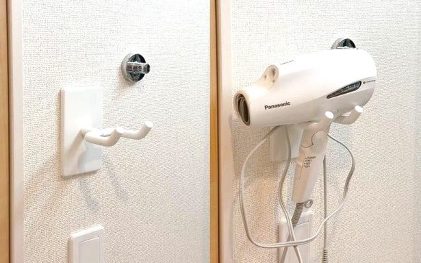 ドライヤーを持つことなくハンズフリーで髪を乾かすことも可能 (C)のものも