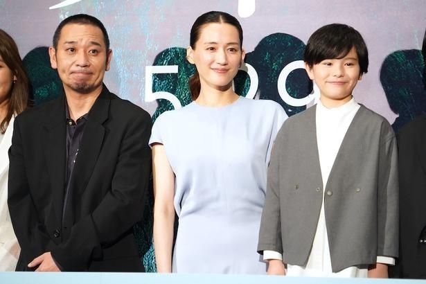 【写真を見る】『箱の中の羊』完成披露試写会に登壇した綾瀬はるか、大悟、桒木里夢 取材・撮影/タナカシノブ