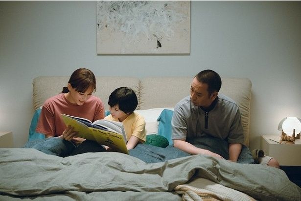 息子を亡くした夫婦が、息子の姿をしたヒューマノイドを迎え入れる『箱の中の羊』 [c]2026「箱の中の羊」製作委員会