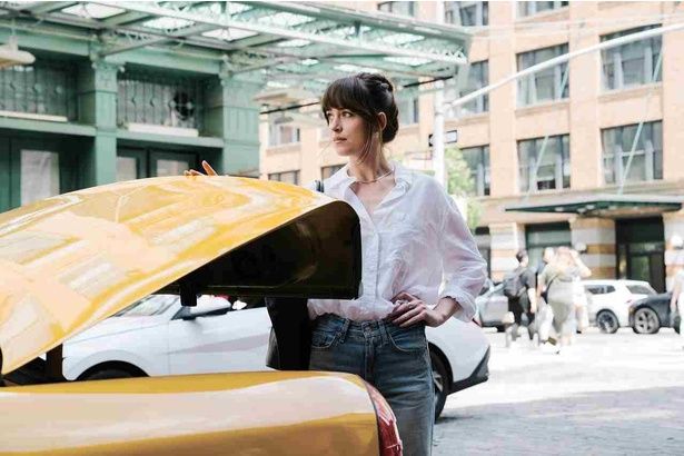 『マテリアリスト 結婚の条件』でダコタ・ジョンソンが演じるのは結婚相談所で“マッチメーカー”として働くルーシー Copyright 2025 [c] Adore Rights LLC. All Rights Reserved