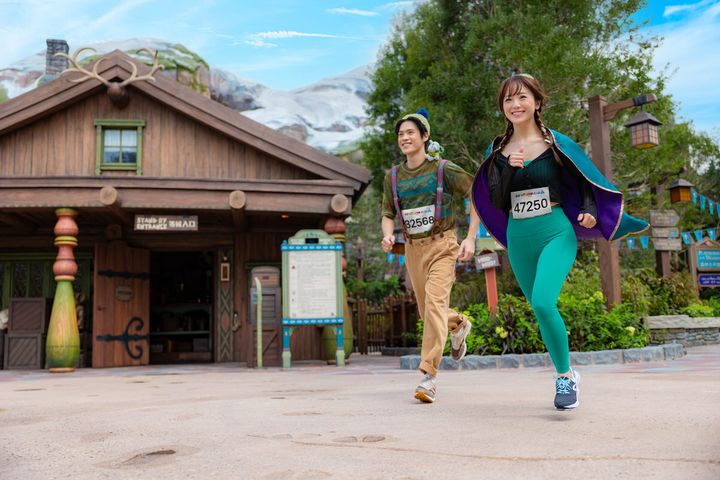 アレンデール内を走るアナ風コーデのランナーたち