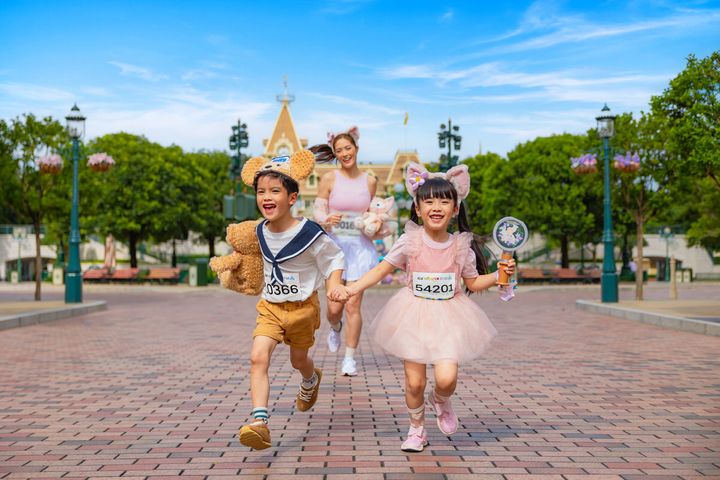 ダッフィー＆フレンズ風カチューシャをつけた子どもたちとランナー