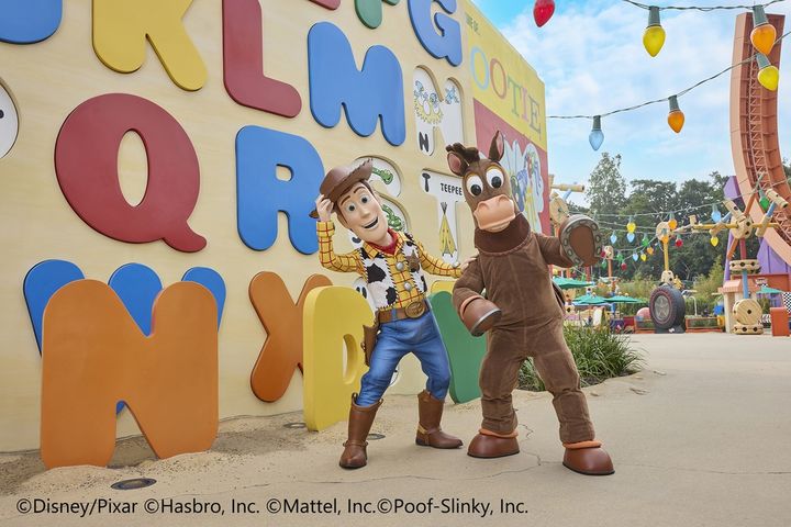 トイ・ストーリー・ランドのウッディとブルズアイ