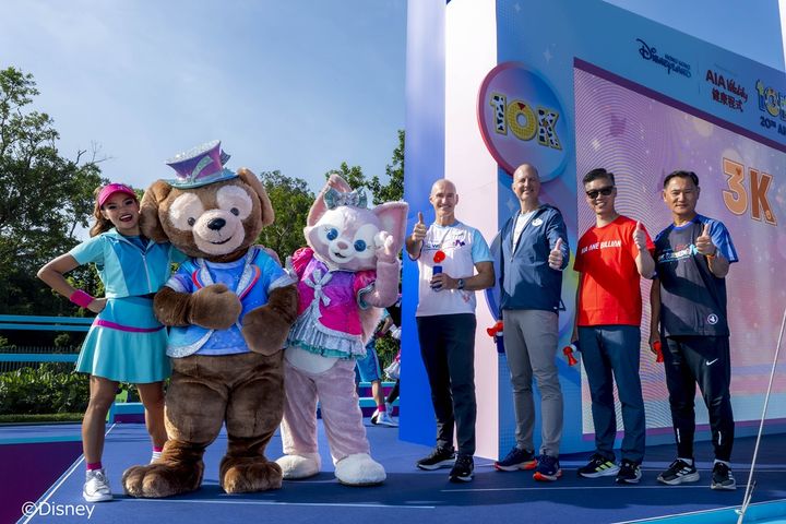 ダッフィーとリーナ・ベルが登場するステージ