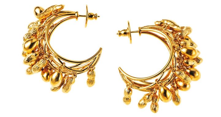 ラッキーチャームの落花生をあしらった楽しいアイデア。ピアス￥167,200（ジバンシィ by サラ・バートン／ジバンシィ ジャパン）
