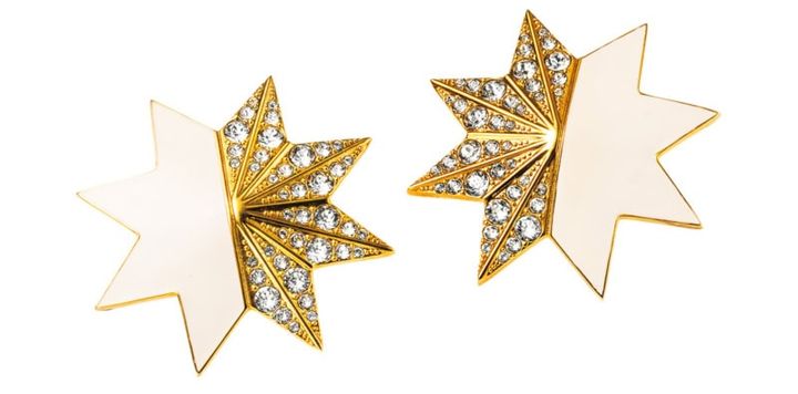 「スワロフスキーとエナメルのコンビがキャッチー！」（K）ピアス￥177,100（ヴァレンティノ ガラヴァーニ／ヴァレンティノ インフォメーションデスク）