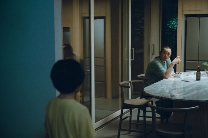 映画『箱の中の羊』より食卓の健介（大悟）を見つめる＜ヒューマノイド翔＞（桒木里夢）