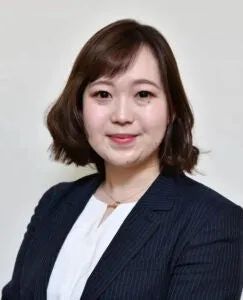 紺のジャケットと白シャツを着た女性のプロフィール写真。ボブヘアで白背景、報告会の登壇者または担当者の顔写真と思われる