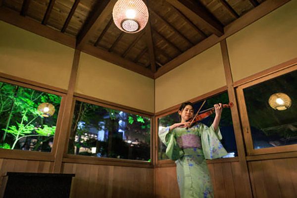 【山梨県富士吉田市】ホテル鐘山苑の蛍まつり、浴衣・季節のカクテル付専用プラン登場。幻想的な光の舞