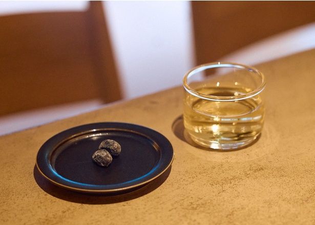 ウェルカムドリンクとして福岡・八女のほうじ茶(※内容は時季で変わる)を、さらに2杯目の前には丹波の黒豆を提供。日本文化との出合いも、体験を大切にする店のこだわり