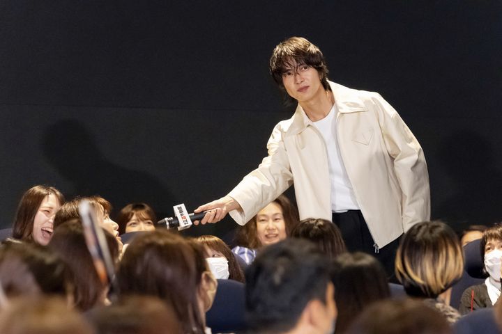 山下智久、映画『正直不動産』大ヒット開店御礼!!＜福岡出張＞舞台挨拶に登壇 （C）大谷アキラ・夏原武・水野光博／小学館 （C）2026 映画『正直不動産』製作委員会 width=