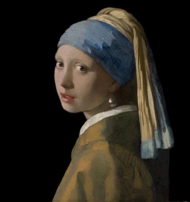 フェルメール《真珠の耳飾りの少女》の絵画本体クローズアップ。青と黄のターバンを巻き白い真珠のイヤリングをつけた少女が黒背景の中で振り返る構図。