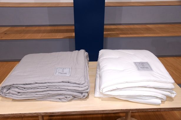 【写真を見る】高機能寝具として注目される「BAKUNE 掛け布団 クール」(右)、「BAKUNE 掛け布団 オーガニックコットン」(左) 撮影：ソムタム田井