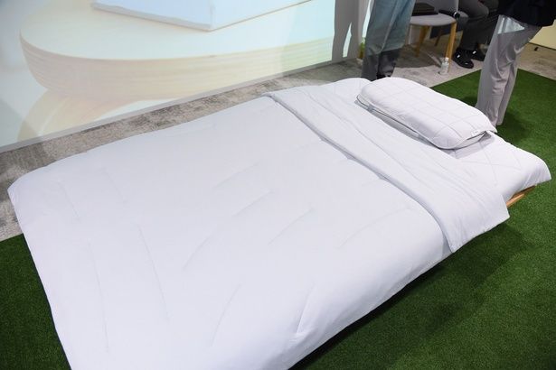 冷房環境下での快適な睡眠を実現する春夏用掛け布団「BAKUNE 掛け布団 クール」 撮影：ソムタム田井