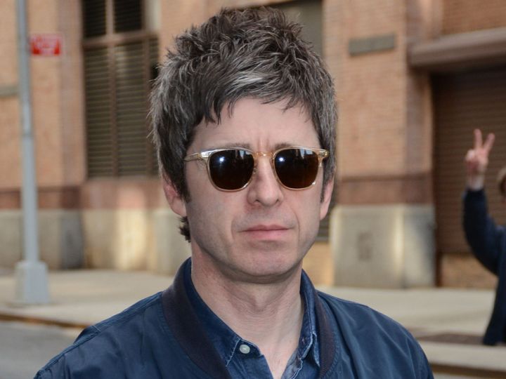 ノエル・ギャラガー、噂の30歳年下恋人とおでかけ （C）AFLO width=