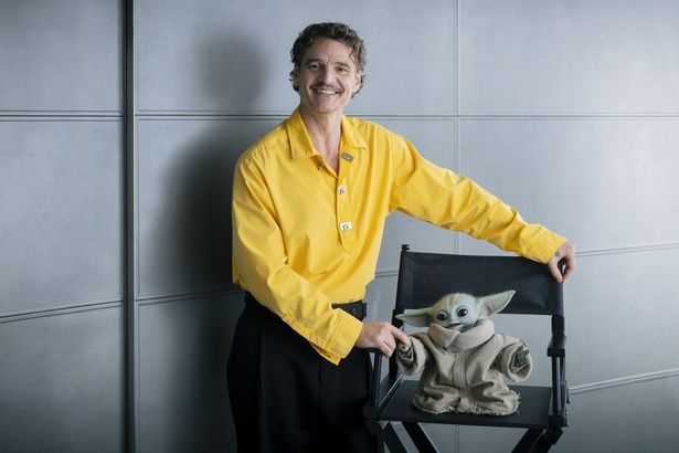 【写真を見る】グローグーと手をつなぎ笑顔…爽やかすぎるペドロ・パスカル [c]2026 Lucasfilm Ltd. & TM. All Rights Reserved.