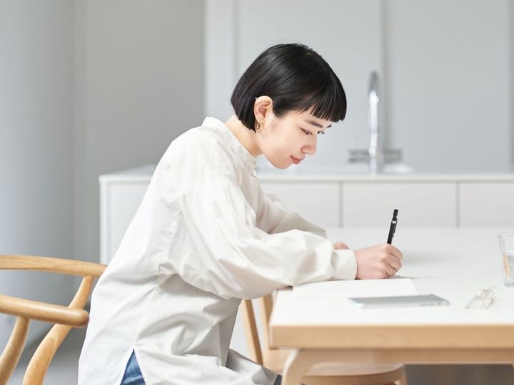 【脳科学者が解説】複数の作業を同時にこなす「マルチタスク」は、脳の前頭前野に大きな負担をかけます。前頭前野が疲弊するリスクと、脳を守りながら仕事の効率を上げる「やらないことリスト」の作り方をご紹介します。（※画像：Shutterstock.com）