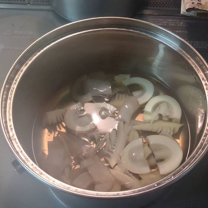 ①鍋に水を入れて火にかけます