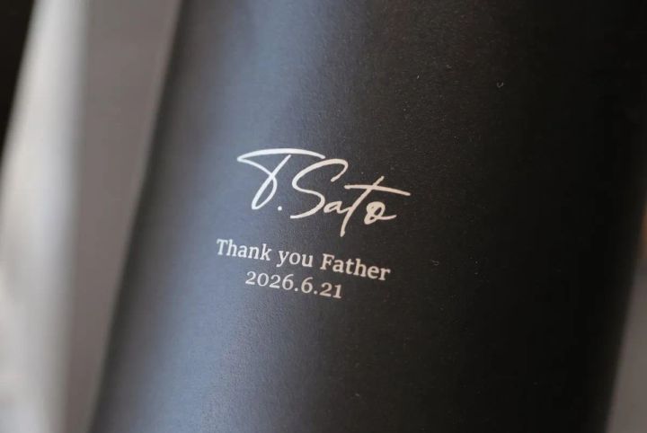 黒いタンブラー本体に白文字でサイン体の名前とThank you Father 2026.6.21の日付が刻印されたレーザー彫刻の名入れ加工クローズアップ