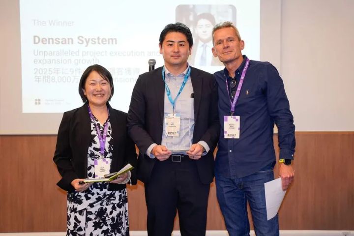 LumApps本社(フランス)にて開催された授賞式の様子 左から：LumApps 真鍋 美有紀 氏 、電算システム 足立 未遼、LumApps CEO Sebastien Ricard 氏