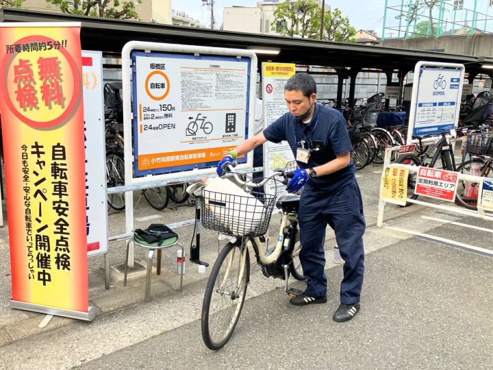利用者が自転車安全整備士から安全走行に関する説明を受けている様子