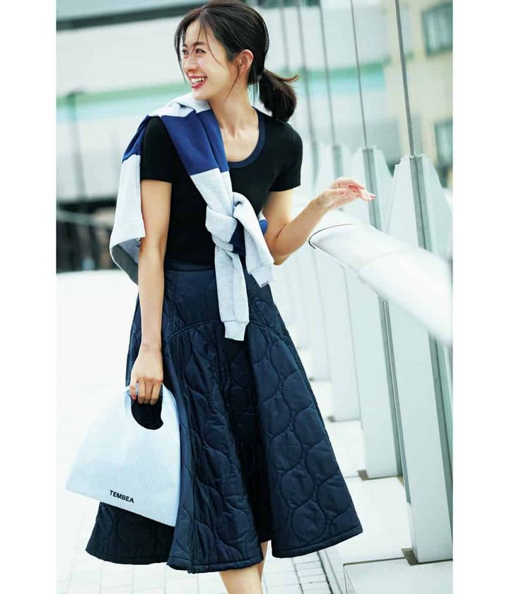 高垣麗子 ネイビーTシャツ ネイビーキルティングスカート 肩掛けスウェット コーデ