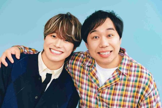 【写真を見る】せいやが大橋和也の肩を組み、2人で笑顔！ [c]2026映画「人生を変えたコント」製作委員会