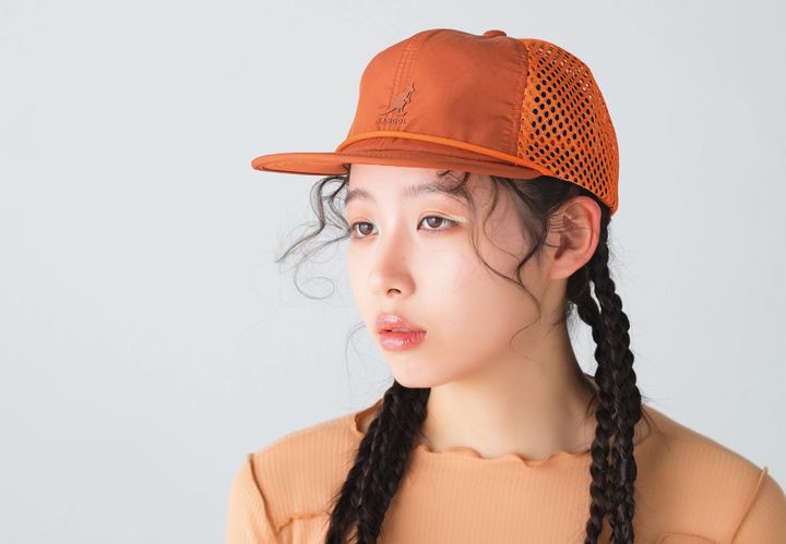 キャップ ¥6,600（カンゴール／カンゴール ヘッドウェア TEL. 03-6805-1272） トップス ¥16,390（ベースレンジ／ベースレンジ ジャパン TEL. 03-3406-3993）