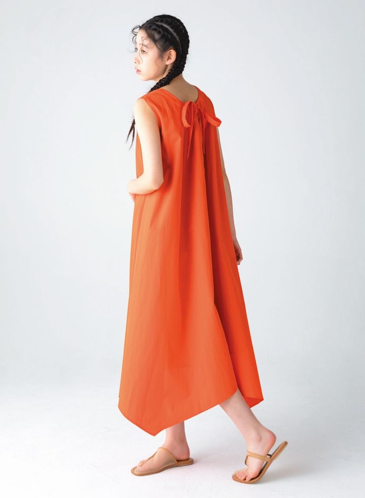 ドレス ¥7,590（ビームス ハート／ビームス ハート ららぽーとTOKYO-BAY TEL. 047-436-6500） シューズ ¥45,100（フミエタナカ／ドール TEL. 03-4361-8240）