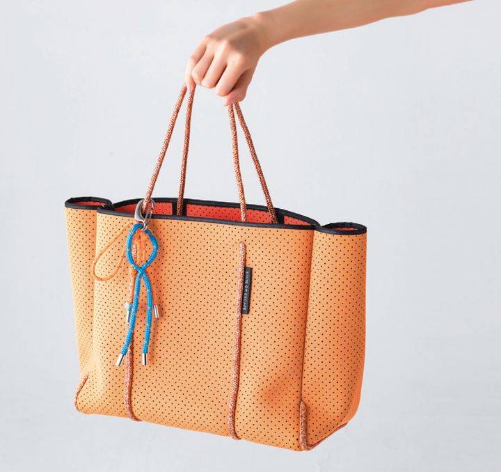 バッグ ¥53,900 チャーム ¥9,900（共にステート オブ エスケープ／リトルリーグ インク TEL. 0800-300-1291）
