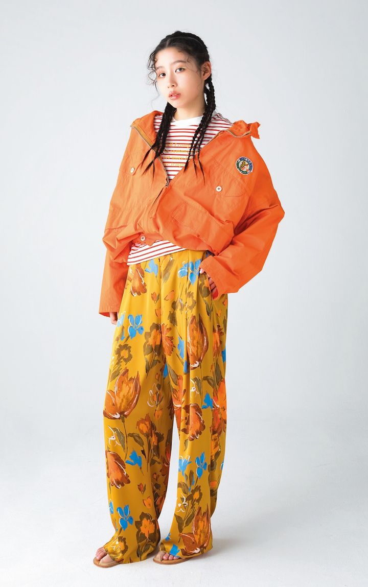 ジャケット ¥83,600（ナイジェル・ケーボン／アウターリミッツ info@outerlimits.co.jp） Tシャツ ¥9,900（サンプリー フォービューティー＆ユース／ビューティー＆ユース ユナイテッドアローズ丸の内店 TEL. 050-8895-0611） パンツ ¥41,800（エストネーション TEL. 0120-503-971）