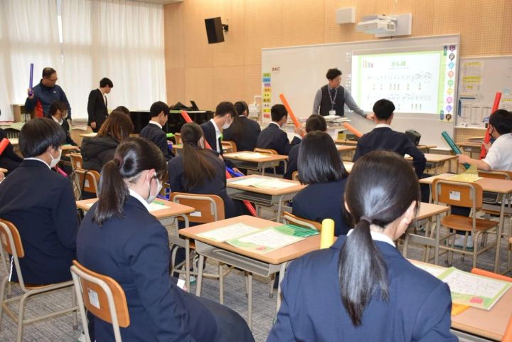 令和8年（2026年）1月の稲築東義務教育学校での特別講義の様子