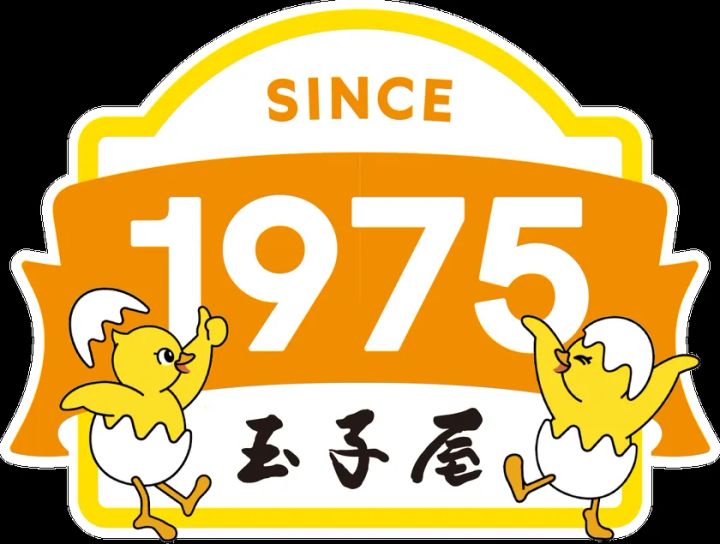 玉子屋の企業ロゴマーク。1975年創業を示すSINCE表記とひよこキャラクター2体がオレンジ色のリボン型バッジにデザインされたブランドロゴ
