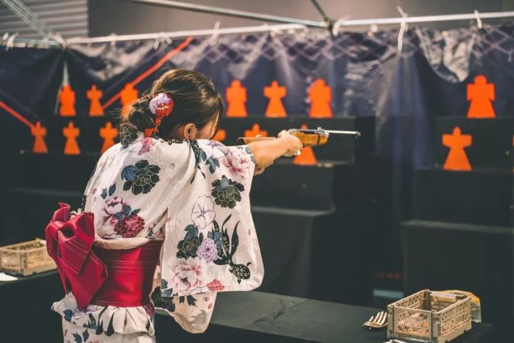 縁日エリアでは射的、弓矢、野菜投げ、珠割り、スーパーボールすくいが楽しめる。