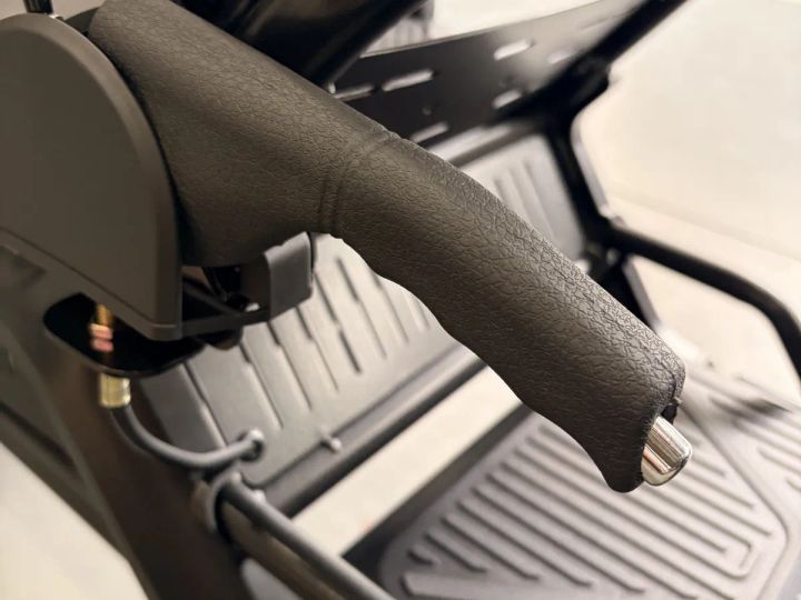 サイドブレーキで車体をロック