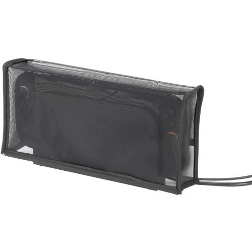 Switch2ドックにホコリ防止カバーを装着した使用時の側面斜めショット。本体をカバーが覆う状態・ケーブルが下部から通る様子・実寸感がわかる