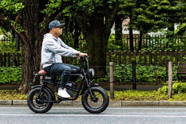 街中の近距離移動に使うE-KON RIDEのイメージ