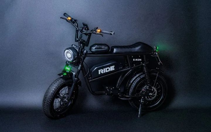 黒一色で統一されたE-KON RIDEのブラックシート仕様
