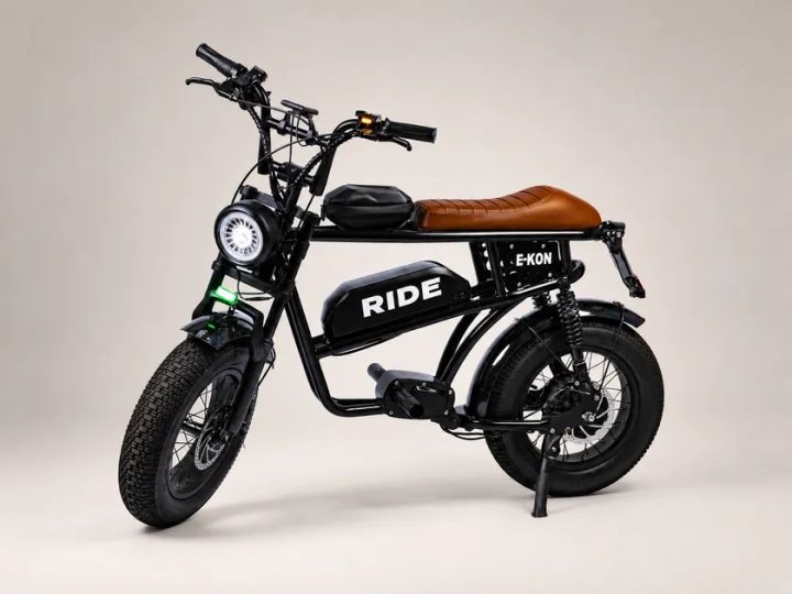 マットブラックの車体にブラウンシートを合わせたE-KON RIDE