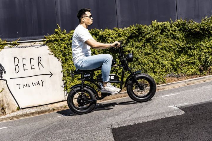 坂道を走るE-KON RIDEの使用イメージ
