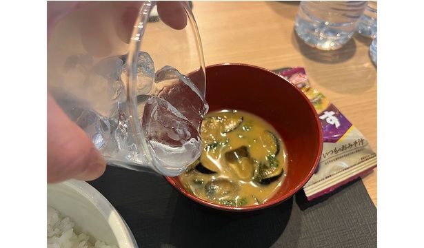 2.氷を入れて軽くかき混ぜ、キンキンに冷やす。