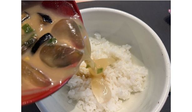 3.冷やしたおみそ汁をごはんの上にもる。