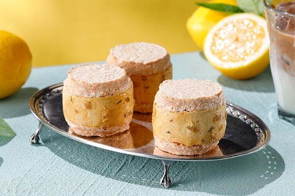【東京都港区】夏にぴったりなカフェラテ×レモンの『ダックワーズサンド・ラテシトロン』再登場！