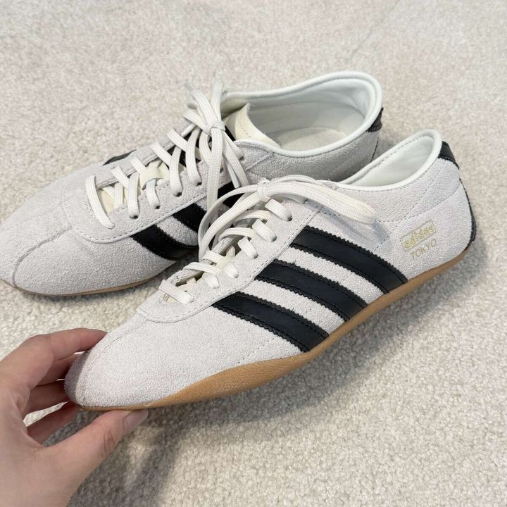 adidas Originals トーキョー/ Tokyoのサイドのスリーストライプを見せた画像