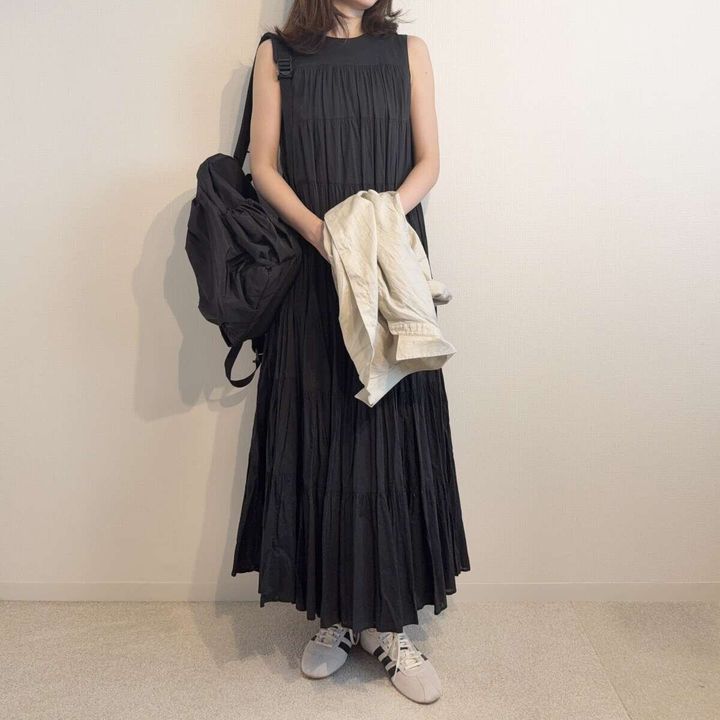 adidas Originals トーキョー/ Tokyoに黒のティアードワンピースを合わせたコーディネート